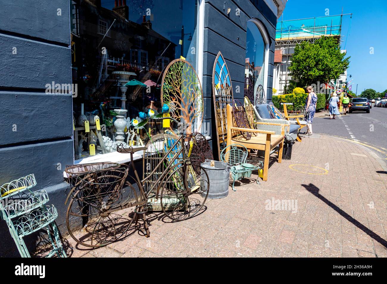 Oggetti d'antiquariato esposti sulla strada all'esterno del negozio di antiquariato Palace su East Molesey, Londra, Regno Unito Foto Stock