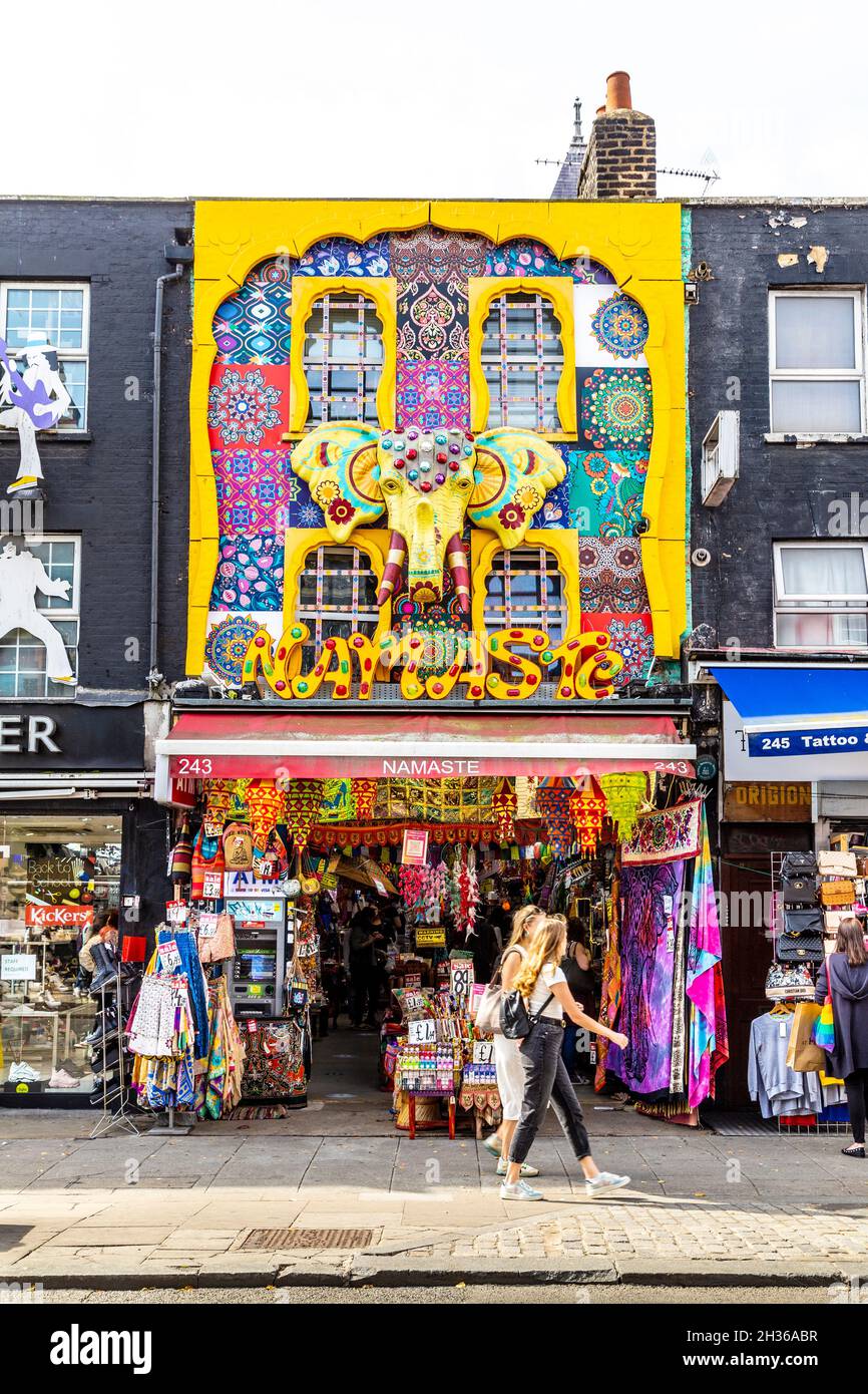 Facciata ornata giocosa con testa di elefante del negozio Namaste su Camden High Street, Camden, Londra, Regno Unito Foto Stock