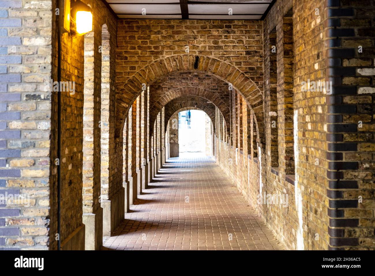 Colonnato di mattoni in un edificio di magazzino, 2 Bridewell Place, Wapping Wall, Wapping, Londra, REGNO UNITO Foto Stock