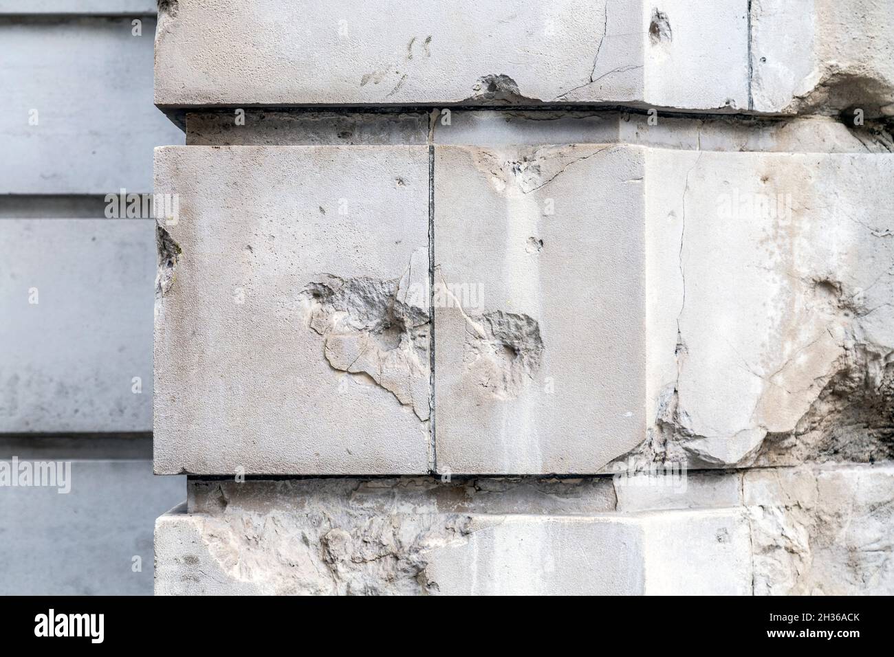 Buchi proiettili e danni alla facciata del Victoria & Albert Museum edificio dalla seconda guerra mondiale, Londra, Regno Unito Foto Stock