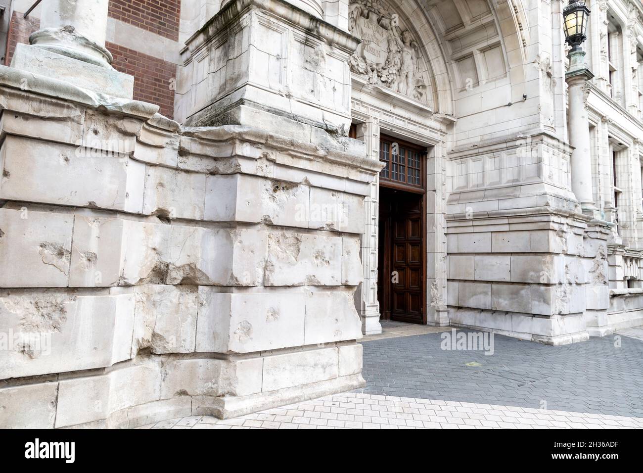 Buchi proiettili e danni alla facciata del Victoria & Albert Museum edificio dalla seconda guerra mondiale, Londra, Regno Unito Foto Stock