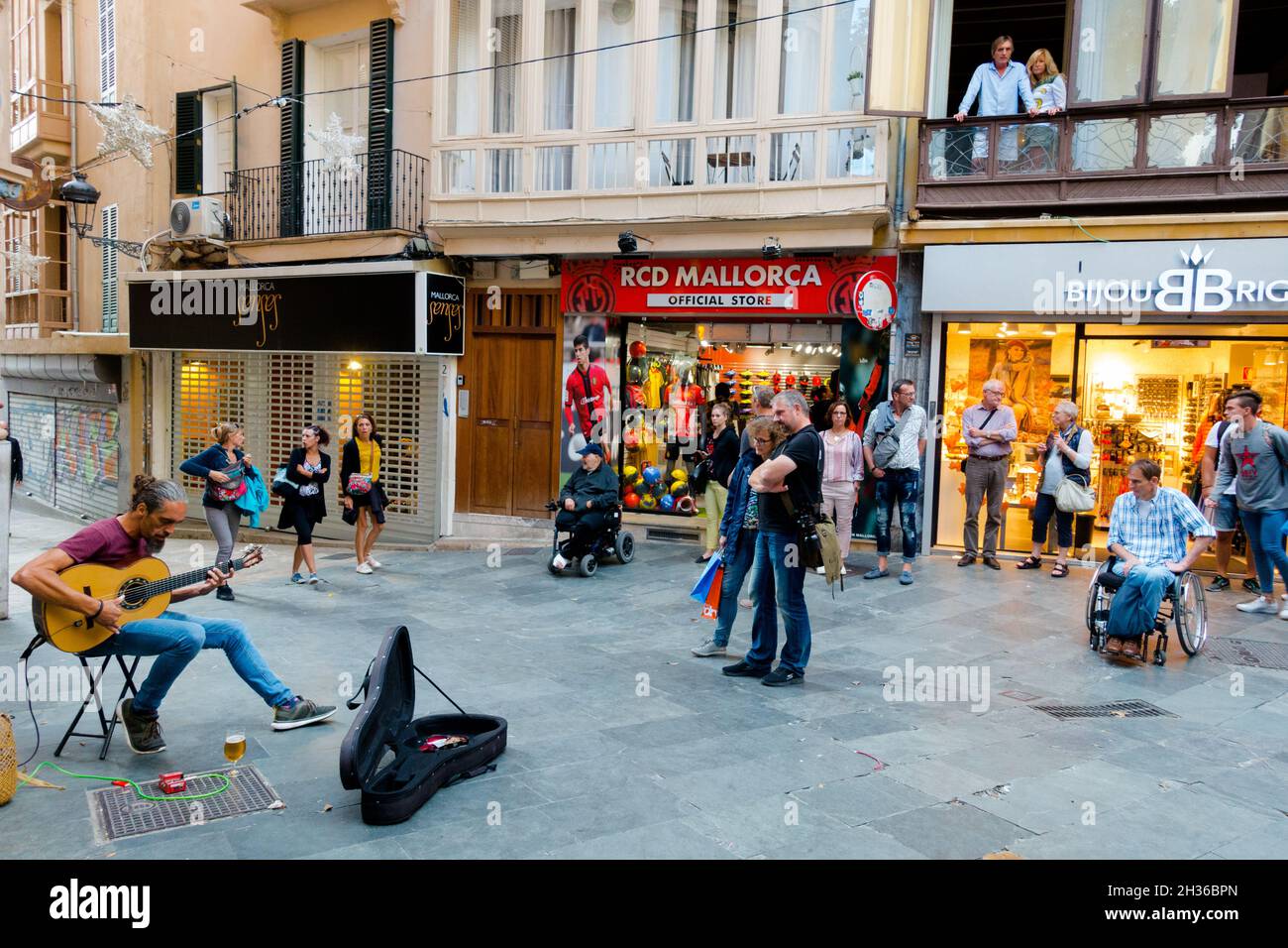 Musicista che suona la chitarra nel centro storico di Palma di Maiorca Old Town Street Spagna Europa Foto Stock