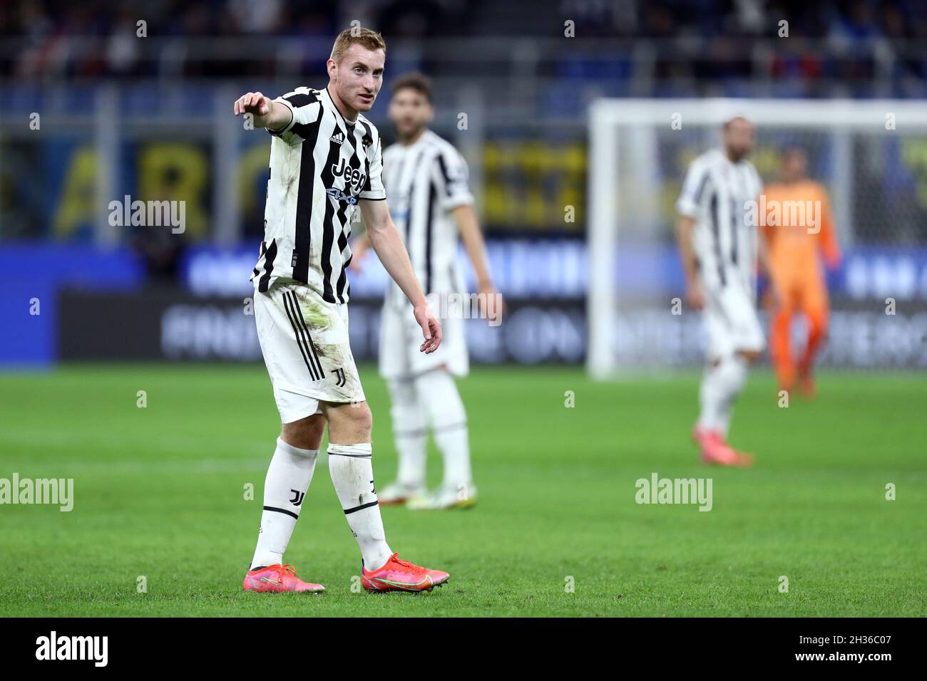 Dejan Kulusevski della Juventus FC si occupa della serie A match tra FC Internazionale e Juventus FC. Foto Stock