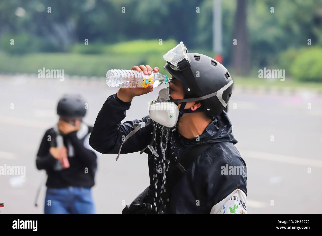 Bangkok, Tailandia. 13 Agosto 2021. Stampa media pulire il viso e impostare la protezione degli attrezzi dopo la polizia di sommosse sparare gas lacrimogeni e proiettili di gomma per abbattere i manifestanti. (Foto di Adirach Toumlamoon/Pacific Press) Credit: Pacific Press Media Production Corp./Alamy Live News Foto Stock