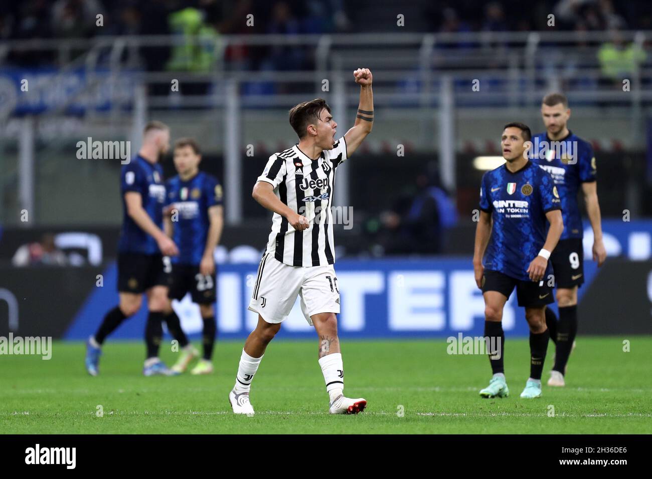 Paulo Dybala della Juventus FC festeggia dopo aver segnato il primo gol della sua squadra durante la Serie Una partita tra FC Internazionale e Juventus FC . Foto Stock