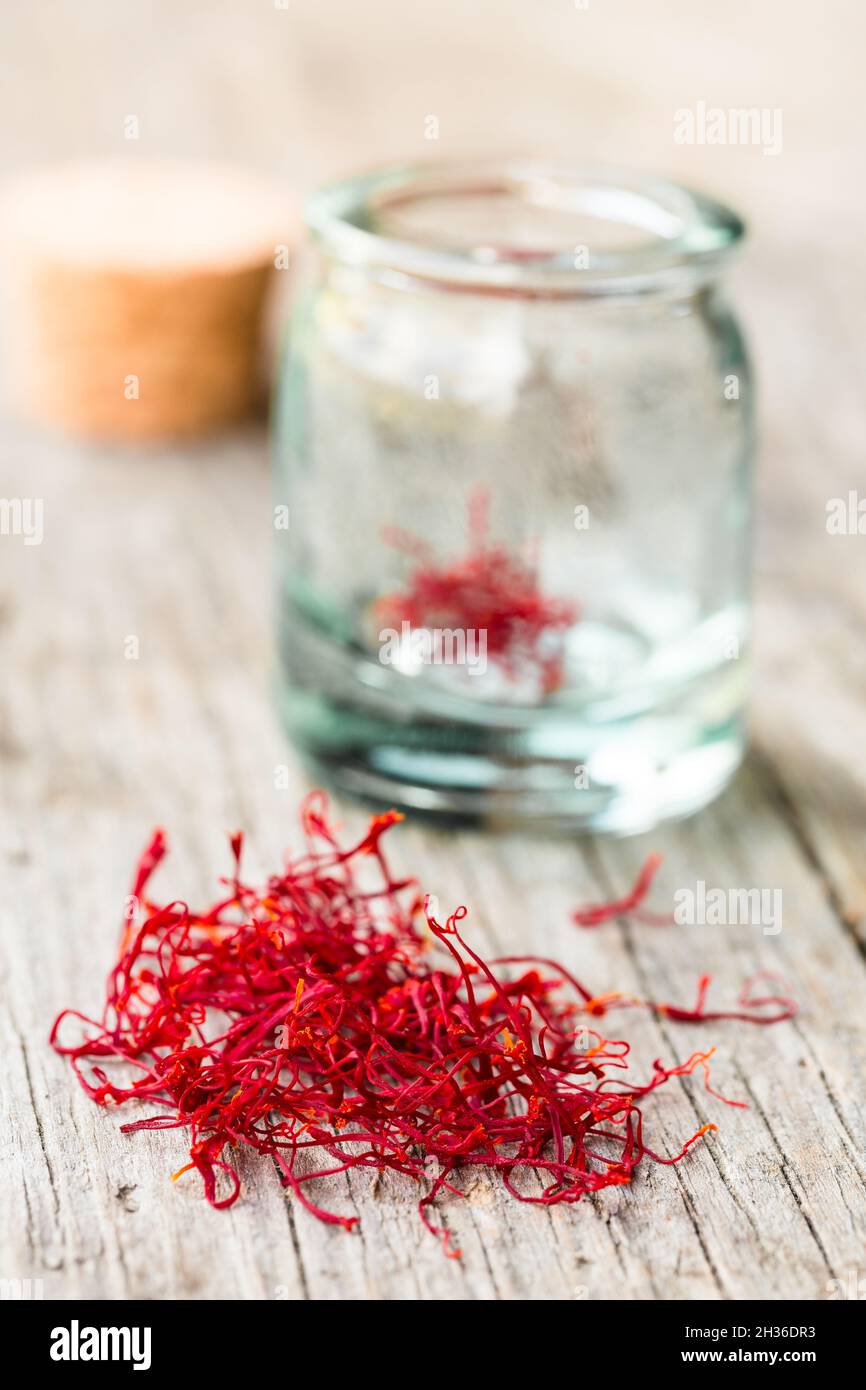 Lo zafferano esce dal vaso Foto Stock