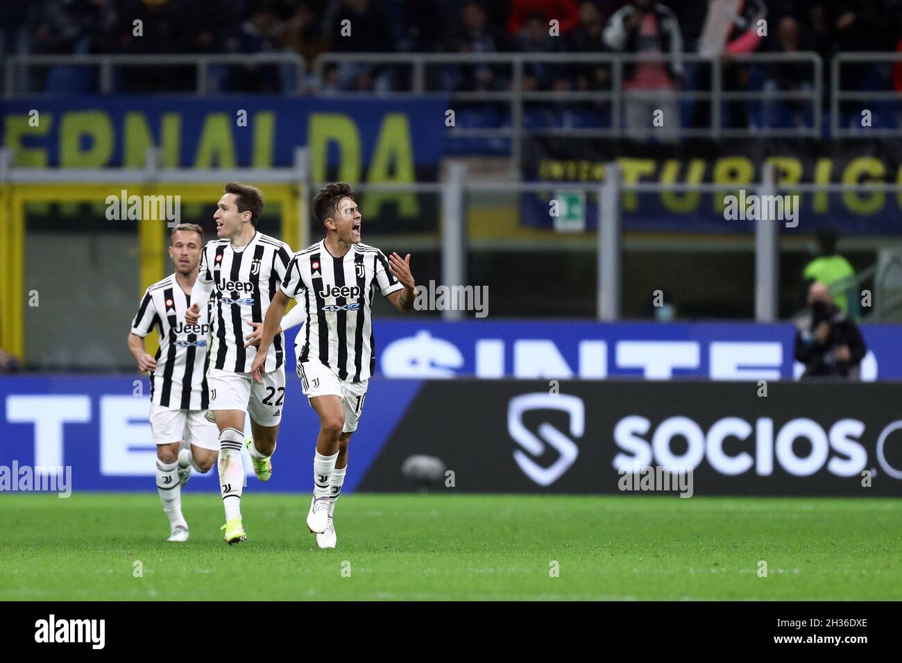 Paulo Dybala della Juventus FC festeggia dopo aver segnato il primo gol della sua squadra durante la Serie Una partita tra FC Internazionale e Juventus FC . Foto Stock