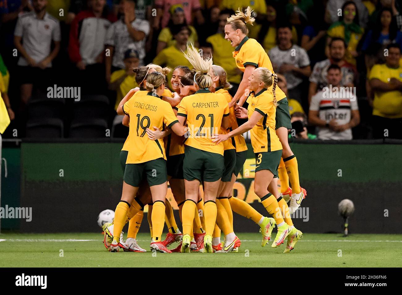 Sydney, Australia, 26 ottobre 2021. Clare Polkinghorne of Australia celebra il suo obiettivo aa durante la partita internazionale di calcio femminile tra Australian Matildas e Brasile il 26 ottobre 2021 al CommBank Stadium di Sydney, Australia. Credit: Steven Markham/Speed Media/Alamy Live News Foto Stock