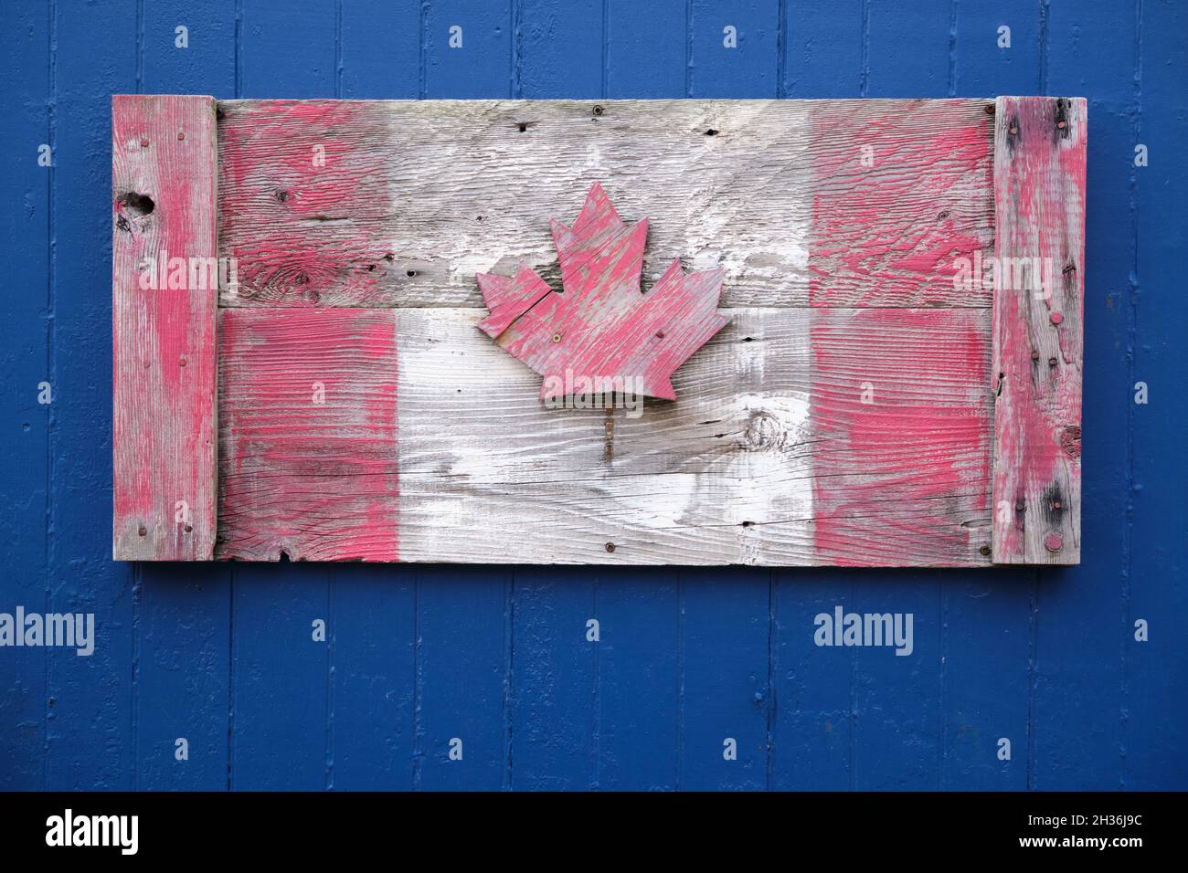 bandiera canadese in legno d'epoca dipinta su vecchio legno rustico fienile Foto Stock