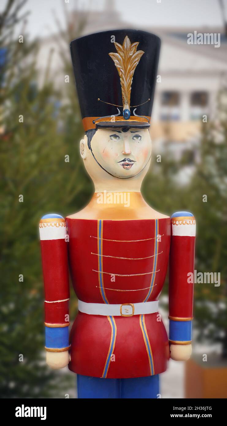 Soldato di stagno in strada in inverno. Primo piano del soldato di figura. Concetto di decorazione per le vacanze di Natale in città Foto Stock