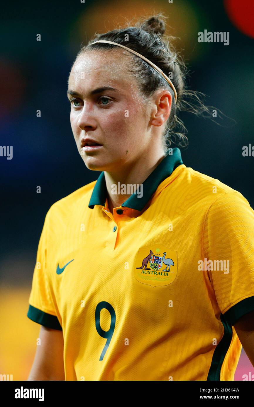 Parramatta, Australia. 26 ottobre 2021. Caitlin Foord of Australia guarda avanti durante il Women's International friendly match tra Matildas (Australia Women) e Brazil Women al CommBank Stadium, Sydney, Australia, il 26 ottobre 2021. Foto di Peter Dovgan. Solo per uso editoriale, licenza richiesta per uso commerciale. Nessun utilizzo nelle scommesse, nei giochi o nelle pubblicazioni di un singolo club/campionato/giocatore. Credit: UK Sports Pics Ltd/Alamy Live News Foto Stock