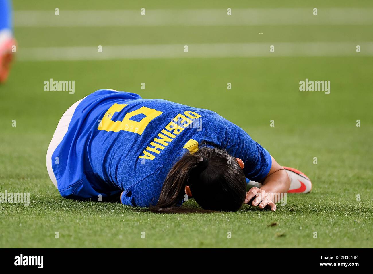 Sydney, Australia, 26 ottobre 2021. Debinha del Brasile va giù durante la partita internazionale di calcio delle donne tra i Matildas Australiani e il Brasile il 26 ottobre 2021 al CommBank Stadium di Sydney, Australia. Credit: Steven Markham/Speed Media/Alamy Live News Foto Stock