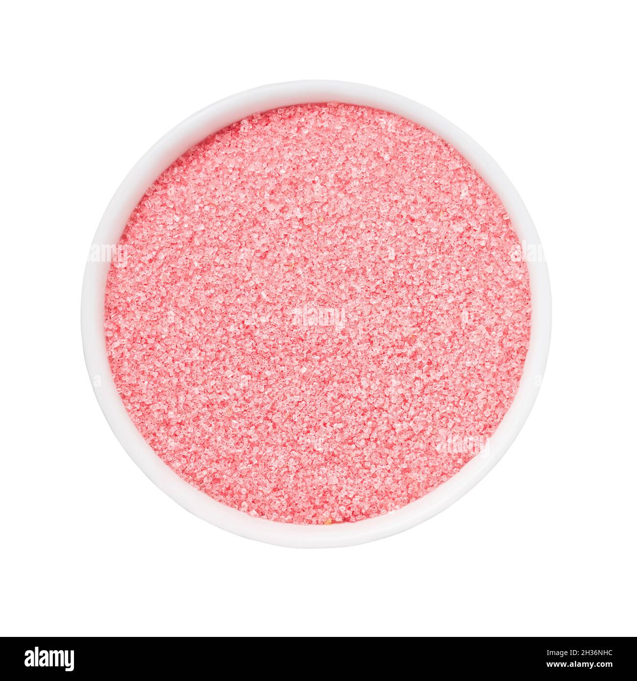 CONCETTO DI SPA. Zucchero rosa da bagno in ciotola isolato su sfondo bianco con percorso di taglio. Vista dall'alto Foto Stock