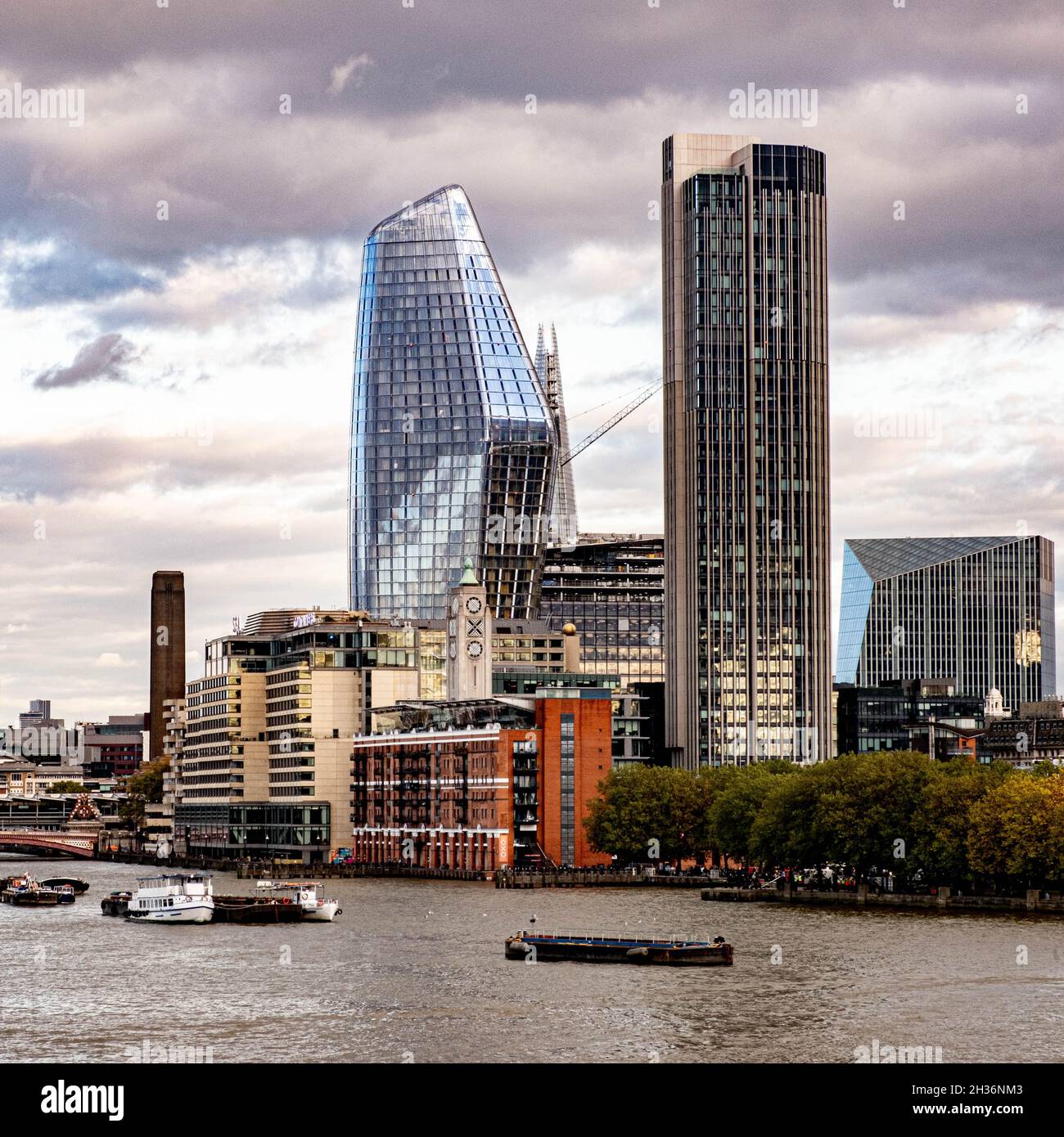 Riverside Development of New Offices and Luxury Apartments in South Bank London Inghilterra UK affacciato sul Tamigi Foto Stock