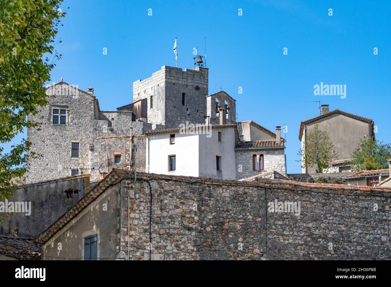 Il centro storico di Laroque nelle Gorges de l'Hérault è un gioiello medievale fortificato nel sud della Francia Foto Stock
