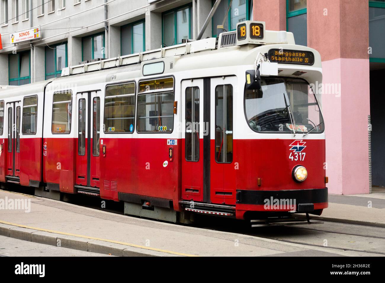 Tram di Vienna n. 18 Foto Stock