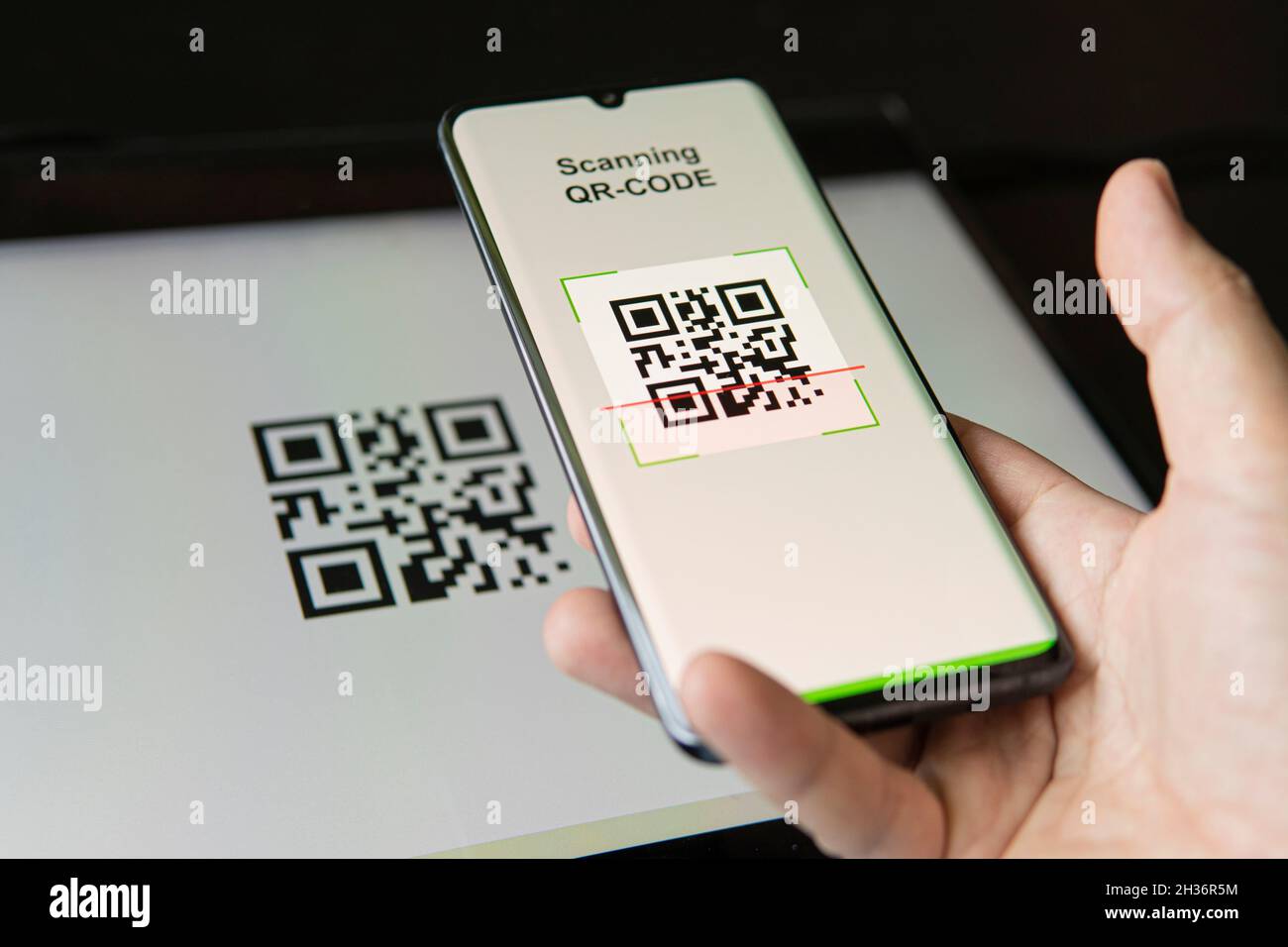 Scansione del codice QR con smartphone mobile. Tutte le immagini sullo schermo sono realizzate. Controllo del codice qr sul telefono cellulare. Foto Stock