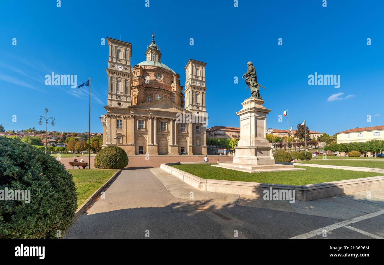 Vicoforte, Cuneo, Piemonte, Italia - 13 ottobre 2021: Santuario della Natività di Maria con la più grande cupola ellittica del mondo Foto Stock