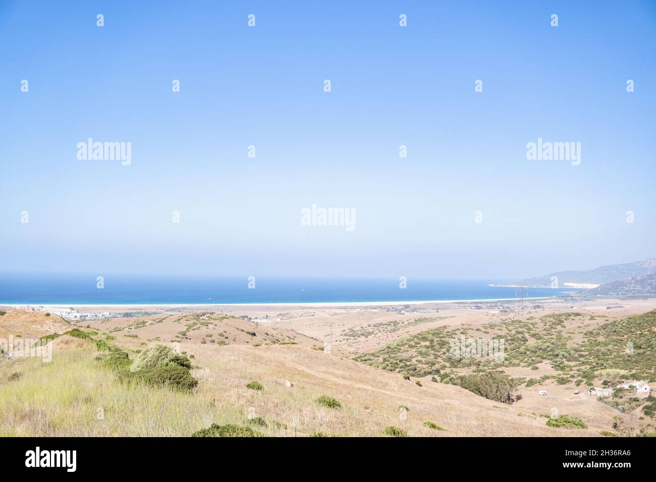 Paesaggio con una spiaggia Tarifa sullo sfondo in una giornata limpida Foto Stock