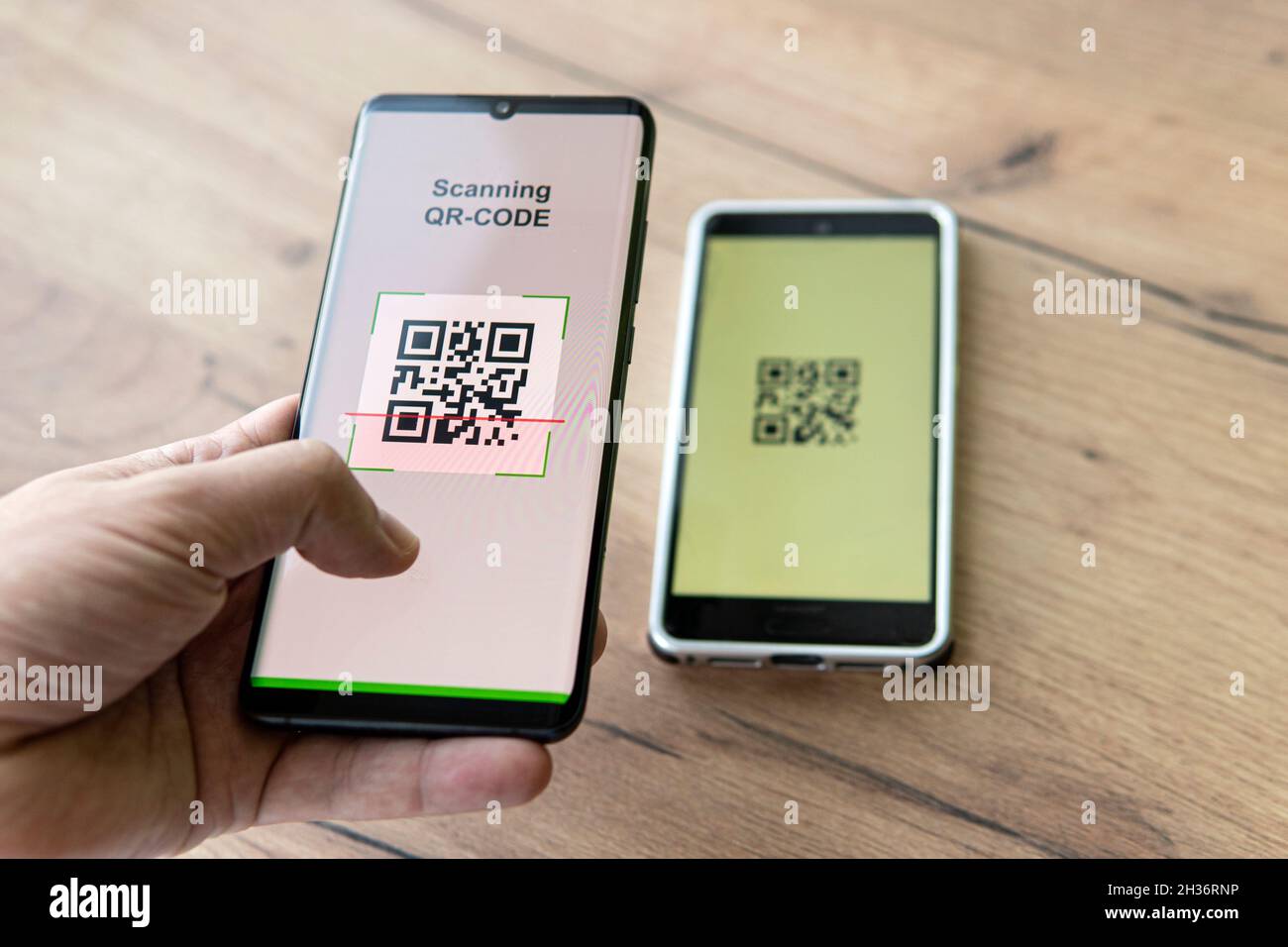 Scansione del codice QR con smartphone mobile. Controllo del codice qr sul telefono cellulare. Foto Stock