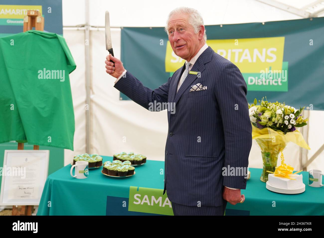 Il Principe di Galles, Patrono dei Samaritani, prima di tagliare una torta durante una visita al Gloucester e Distretto di Samaritani a Gloucester, per celebrare il loro 50° anniversario e ascoltare la recente opera della carità. Data foto: Martedì 26 ottobre 2021. Foto Stock