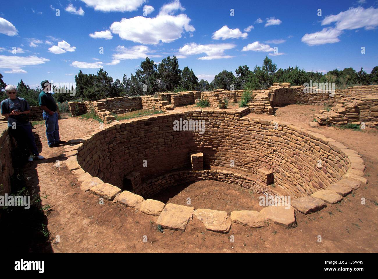 USA, COLORADO . MESA VERDE NAT. PARCHEGGIO. VISTA LONTANA ROVINE. (PATRIMONIO MONDIALE DELL'UNESCO) Foto Stock