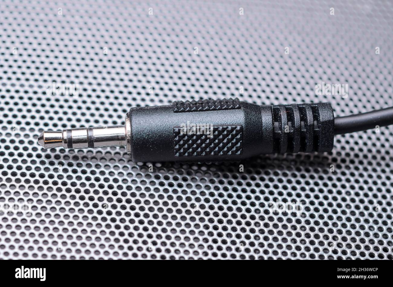 Primo piano del connettore jack per cuffie stereo da 3,5 mm per segnali  audio analogici su superficie metallica grigia Foto stock - Alamy