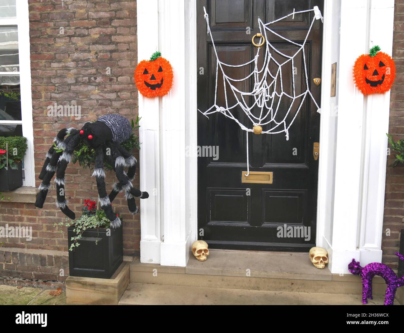 Londra, Regno Unito. 26 ottobre 2021. I londinesi decorano le loro case in previsione di Halloween 2021. Credit: Brian Minkoff/Alamy Live News Foto Stock