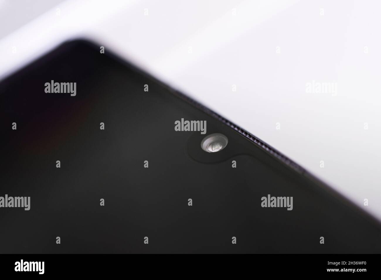 la fotocamera anteriore del primo piano smartphone. spionaggio sull'uso dei social network. Foto Stock