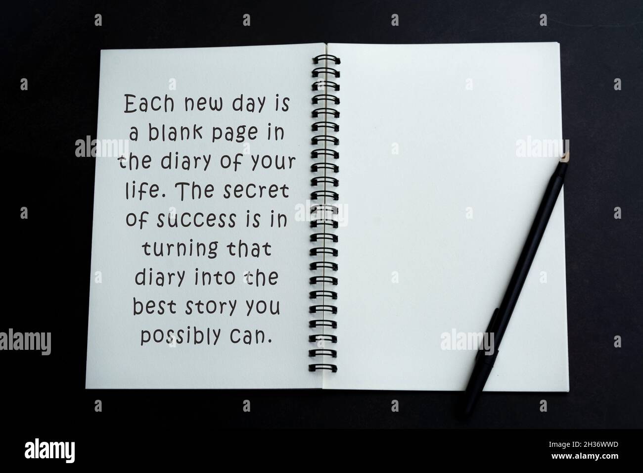 Citazione motivante e ispiratrice su un notebook bianco su sfondo scuro Foto Stock