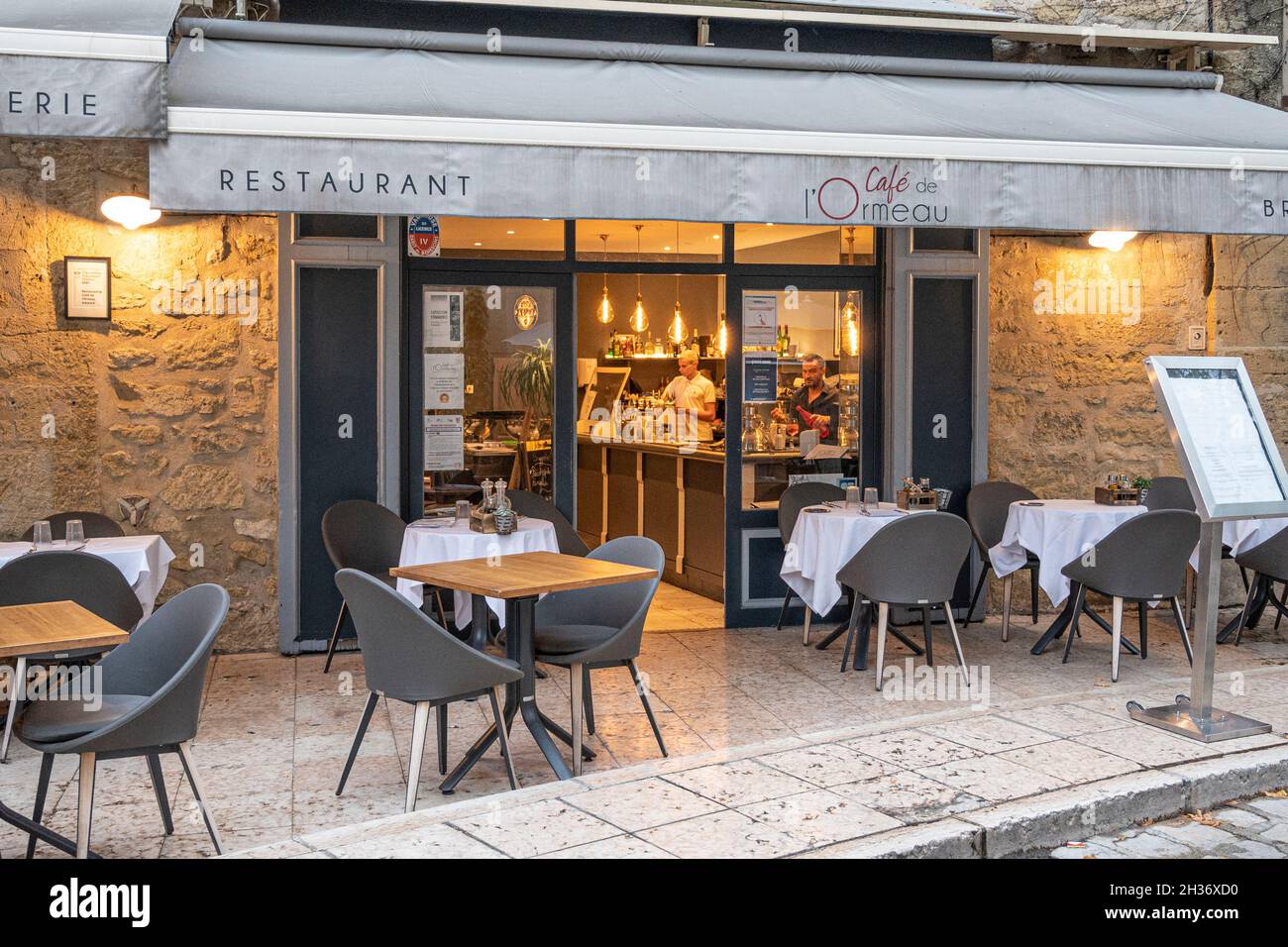 Il Café de l’Ormeau serve nouvelle cuisine a Lourmarin, Francia meridionale Foto Stock