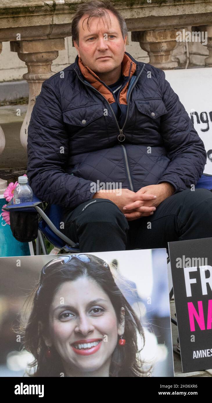 Londra, Regno Unito. 26 ottobre 2021. Richard Ratcliffe, marito di Nazanin Zaghari-Ratcliffe imprigionato, in sciopero della fame per la sua liberazione fuori dall'ufficio degli Esteri e del Commonwealth di Londra UK Credit: Ian Davidson/Alamy Live News Foto Stock