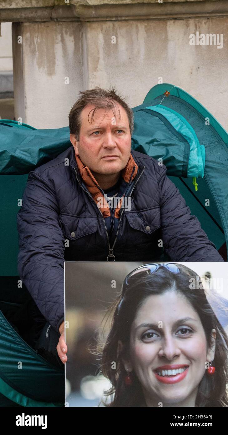 Londra, Regno Unito. 26 ottobre 2021. Richard Ratcliffe, marito di Nazanin Zaghari-Ratcliffe imprigionato, in sciopero della fame per la sua liberazione fuori dall'ufficio degli Esteri e del Commonwealth di Londra UK Credit: Ian Davidson/Alamy Live News Foto Stock