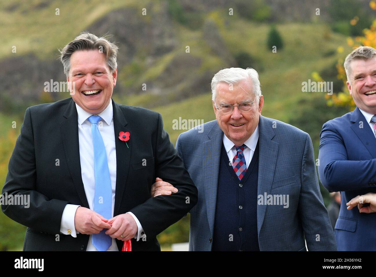 Edimburgo Scozia, Regno Unito ottobre 26 2021. Presidente in carica M. Russell Ballard un membro del Quorum dei dodici Apostoli arriva al Parlamento scozzese ed è incontrato dal MSP Stephen Kerr. Credit sst/alamy Live news Foto Stock