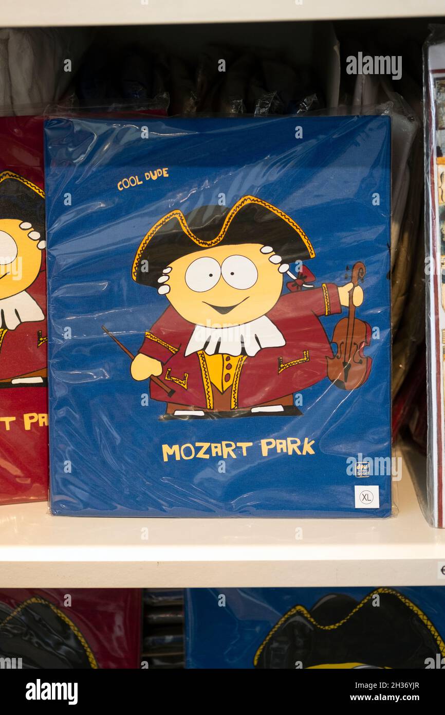Una maglietta Mozart a tema South Park in vendita in un negozio di articoli da regalo a Vienna, Austria Foto Stock