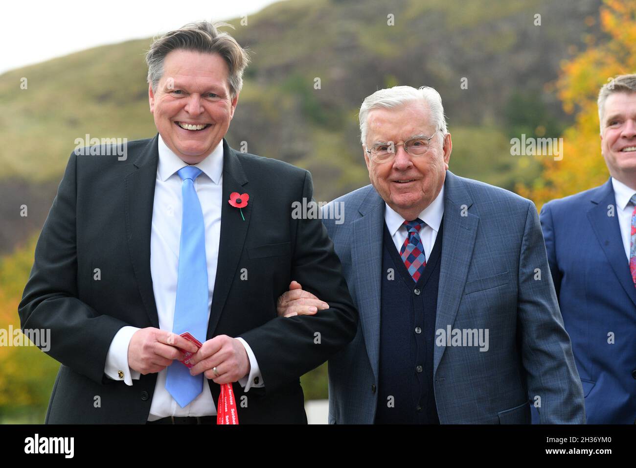 Edimburgo Scozia, Regno Unito ottobre 26 2021. Presidente in carica M. Russell Ballard un membro del Quorum dei dodici Apostoli arriva al Parlamento scozzese ed è incontrato dal MSP Stephen Kerr. Credit sst/alamy Live news Foto Stock
