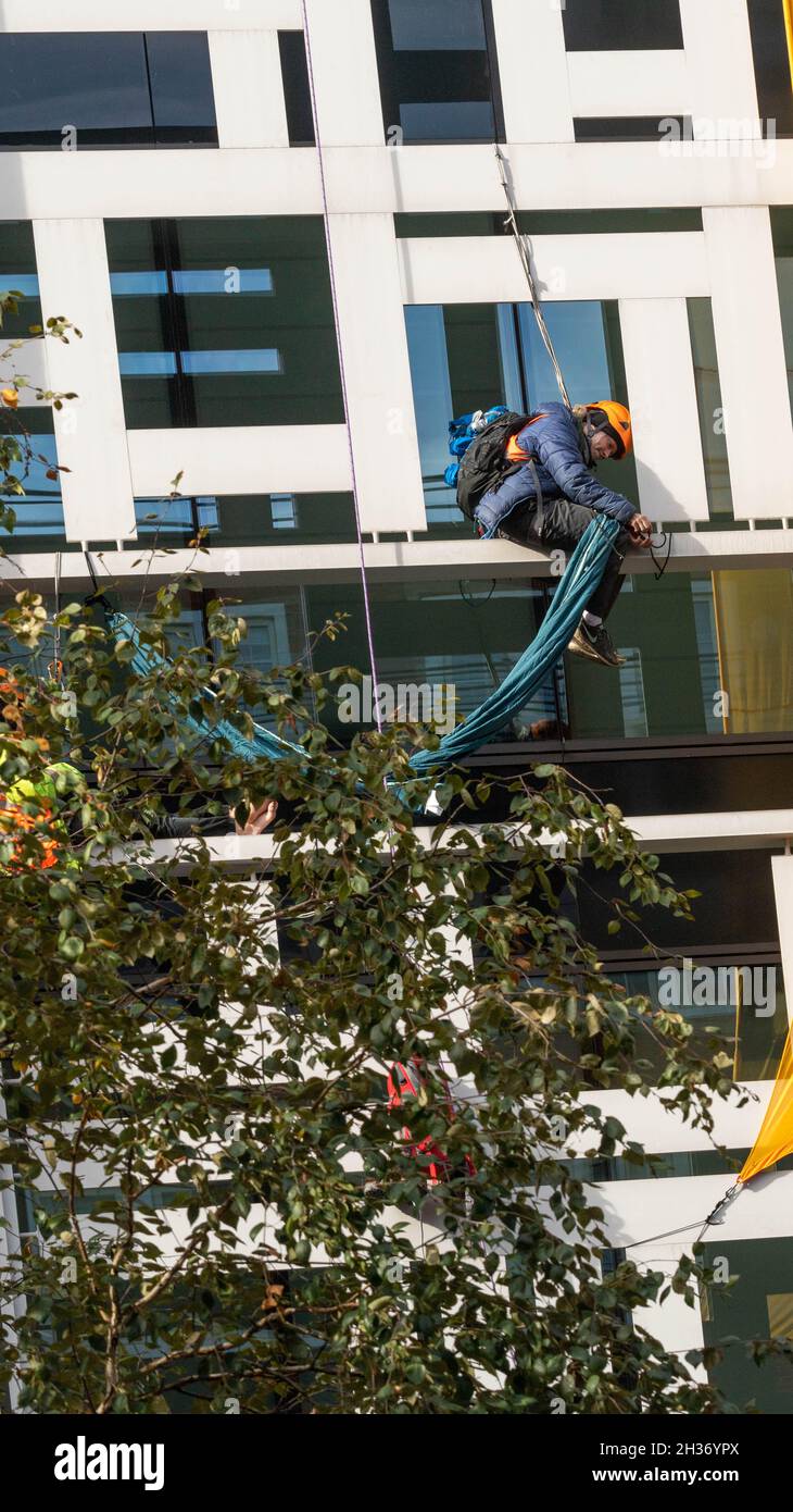 Londra, Regno Unito. 26 ottobre 2021. COP26 i manifestanti del cambiamento climatico/dei diritti degli animali hanno scalato il fronte dell'Home Office di Londra e si attaccano all'edificio dopo aver srotolato una bandiera. Credit: Ian Davidson/Alamy Live News Foto Stock