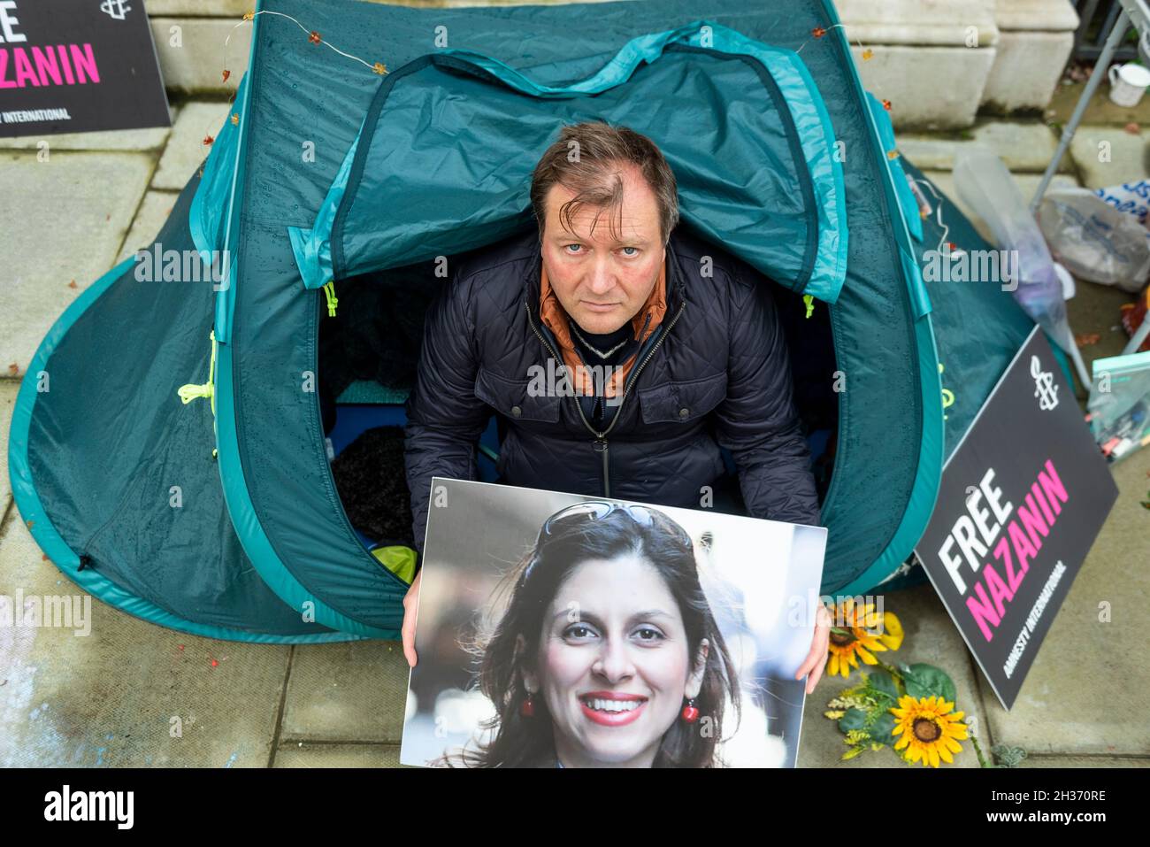 Londra, Regno Unito. 26 ottobre 2021. Richard Ratcliffe, marito dell'operaio di aiuti britannico-iraniano detenuto Nazanin Zaghari-Ratcliffe, il terzo giorno del suo sciopero della fame fuori dall'Ufficio degli Esteri e del Commonwealth, che chiede al governo britannico di fare di più per assicurarsi la sua liberazione. La sig.ra Zaghari-Ratcliffe è detenuta in Iran dal 2016 e non vede la figlia da due anni e si trova di fronte a un ritorno in prigione. Credit: Stephen Chung / Alamy Live News Foto Stock