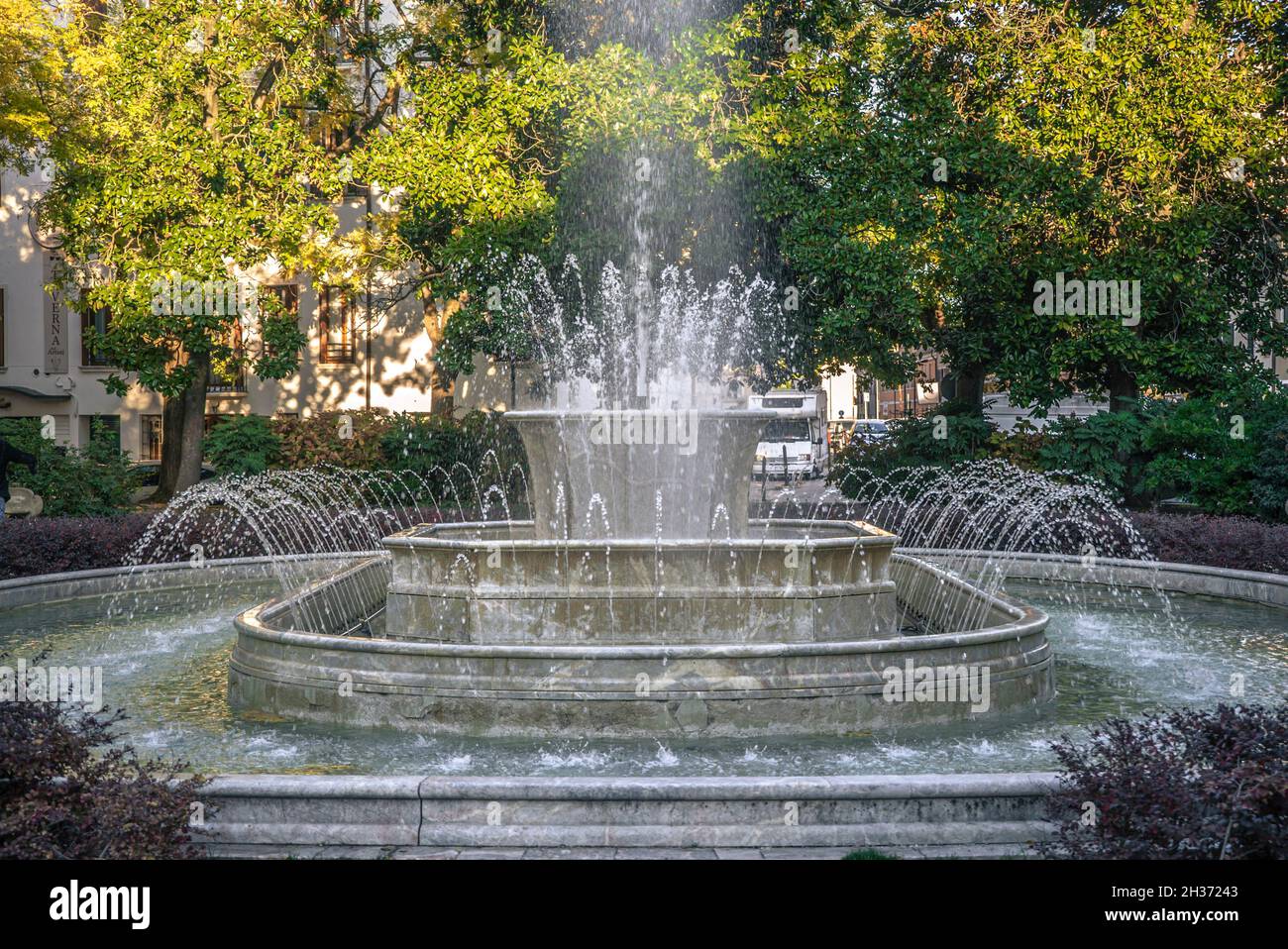 Dettaglio paesaggio Fontana a Rovigo, Italia. Vecchia fontana di marmo Foto  stock - Alamy