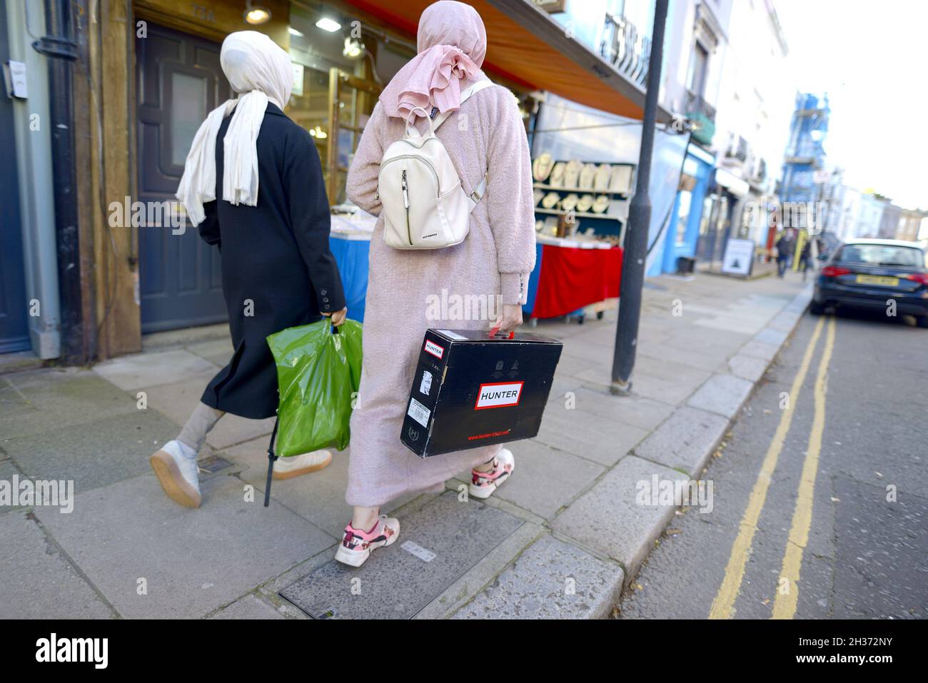 Londra, Inghilterra, Regno Unito. Due donne musulmane con borse in via Portabello Foto Stock