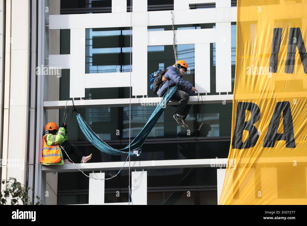 Londra, Regno Unito. 26 ottobre 2021. Londra, Regno Unito, 26 ottobre. Gli ambientalisti scalano la parte anteriore dell'edificio dell'ufficio domestico nelle prime ore e disrotolano un'enorme campagna di bandiera per un futuro più basato pianta. Credit: Uwe Deffner/Alamy Live News Foto Stock