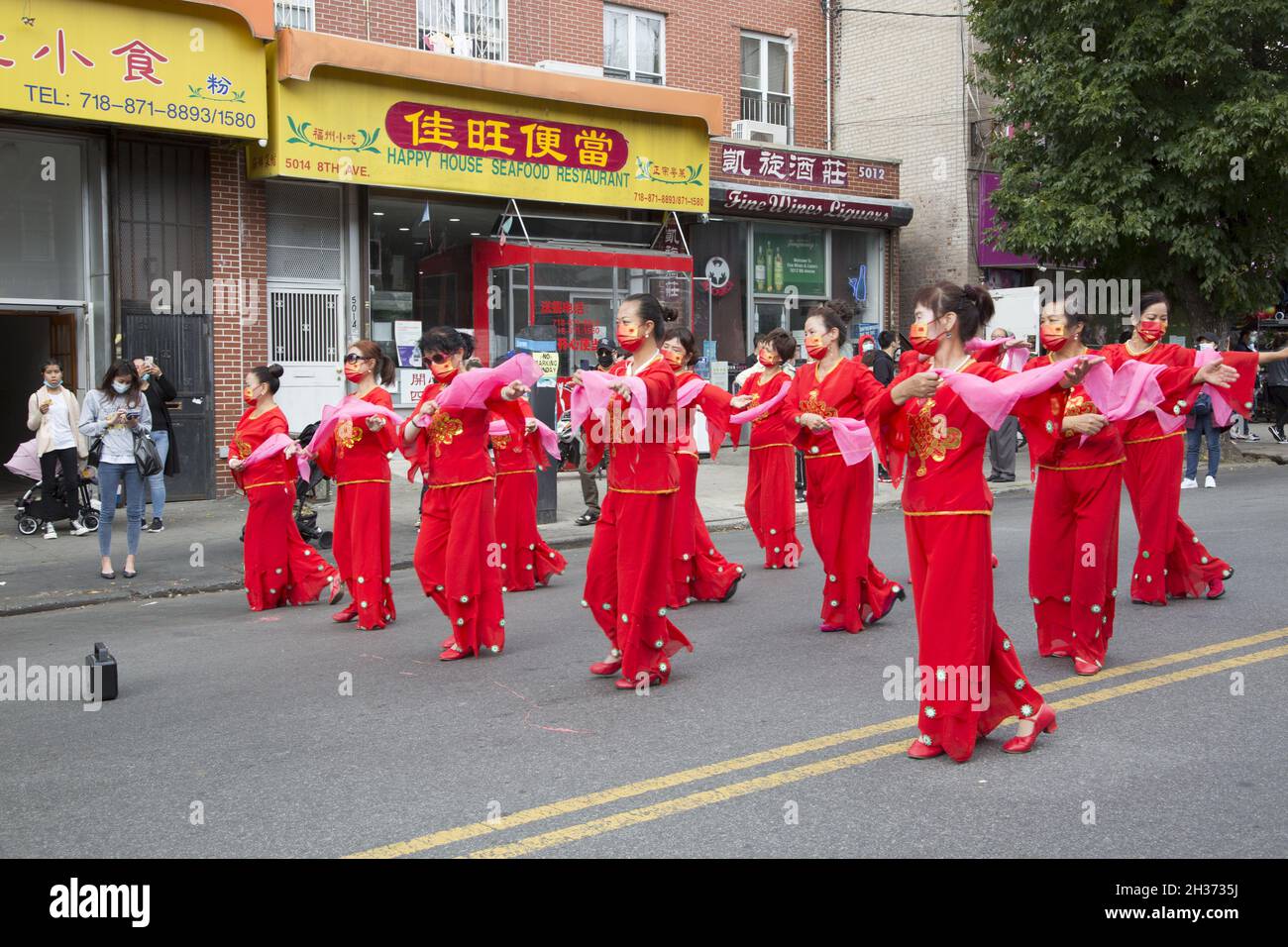 Chinese Harvest Moon Festival e Lantern Parade nella sezione Chinatown di Brooklyn, New York. Il gruppo suona la danza cinese dello sciarpa. Foto Stock