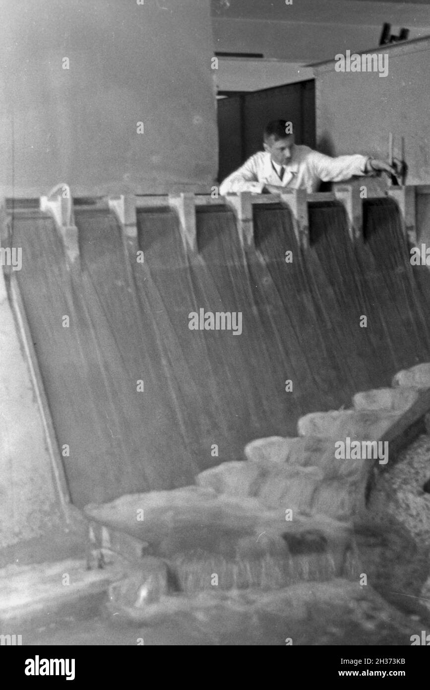 Im Flußbau Laboratorium di Karlsruhe, Deutschland 1930er Jahre. Presso il fiume laboratorio di ingegneria a Karlsruhe, Germania 1930s. Foto Stock