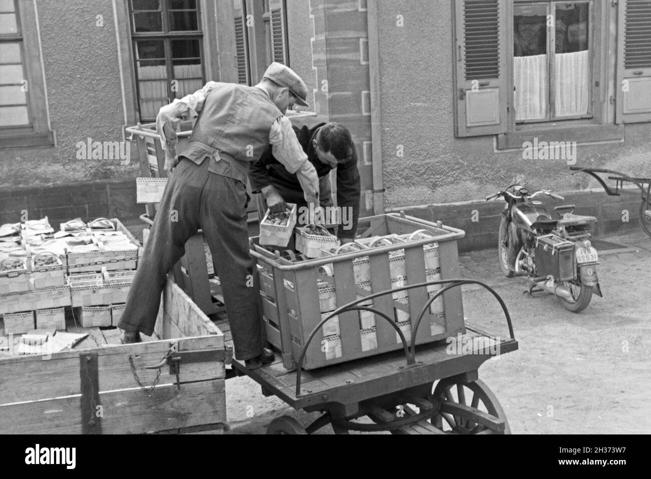 Verladen der Erdbeerernte Güterzüge auf der Deutschen Reichsbahn am Bahnhof a Bühl, Deutschland 1930er Jahre. I treni di carico con fragole messe a Bühl. Stazione, Germania 1930s. Foto Stock