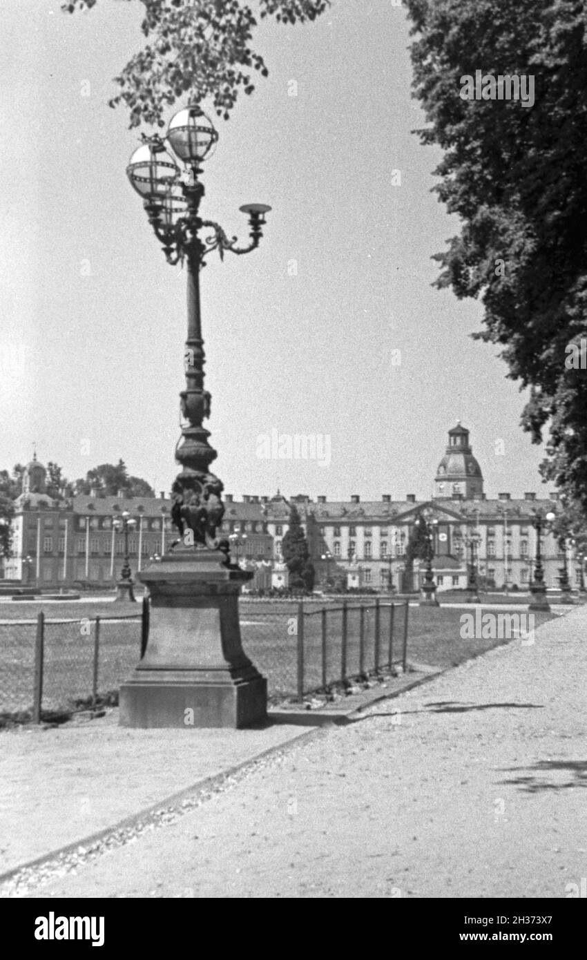 Die Stadtseite von Schloss Karlsruhe, an der Fassade die Reichsflagge, Deutschland 1930er Jahre. Città di fronte al castello di Karlsruhe e con la bandiera tedesca, Germania 1930s. Foto Stock