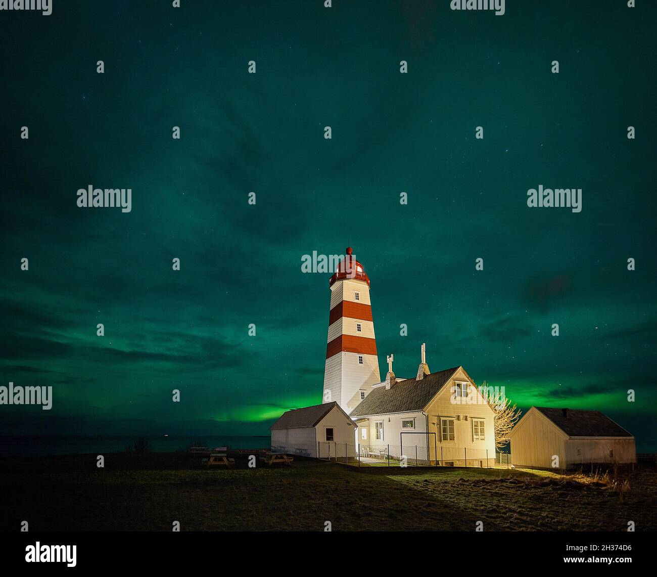 L'aurora boreale sopra il faro di Alnes Foto Stock