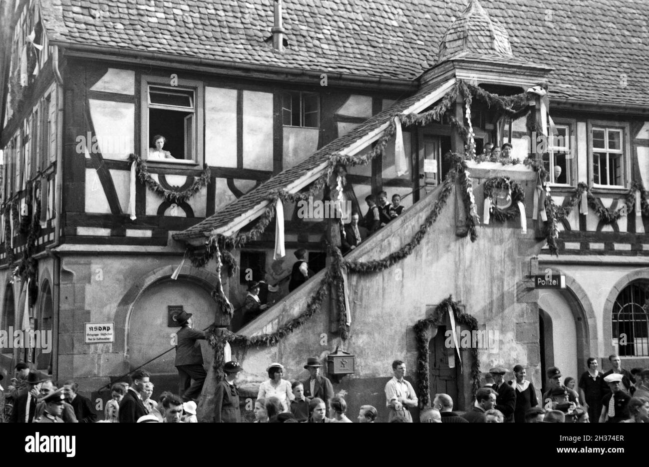 Menschenmenge auf dem dem in Rettichfest Schifferstadt angeschlossene Jahrmarkt vor dem Rathaus, Deutschland 1930er Jahre. Annuale fiera di rafano il carnevale di fronte al municipio a Schifferstadt, Germania 1930s. Foto Stock