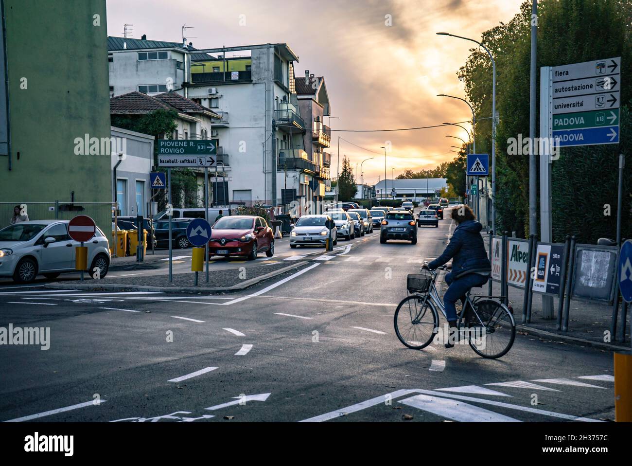 ROVIGO, ITALIA 26 OTTOBRE 2021: Incrocio a rotatoria Foto Stock