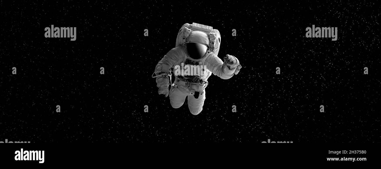 Spaceman in uno spazio aperto su uno sfondo di stelle. L'astronauta viaggia nello spazio sullo sfondo delle stelle. Elementi di questa immagine forniti dalla NASA. Foto Stock