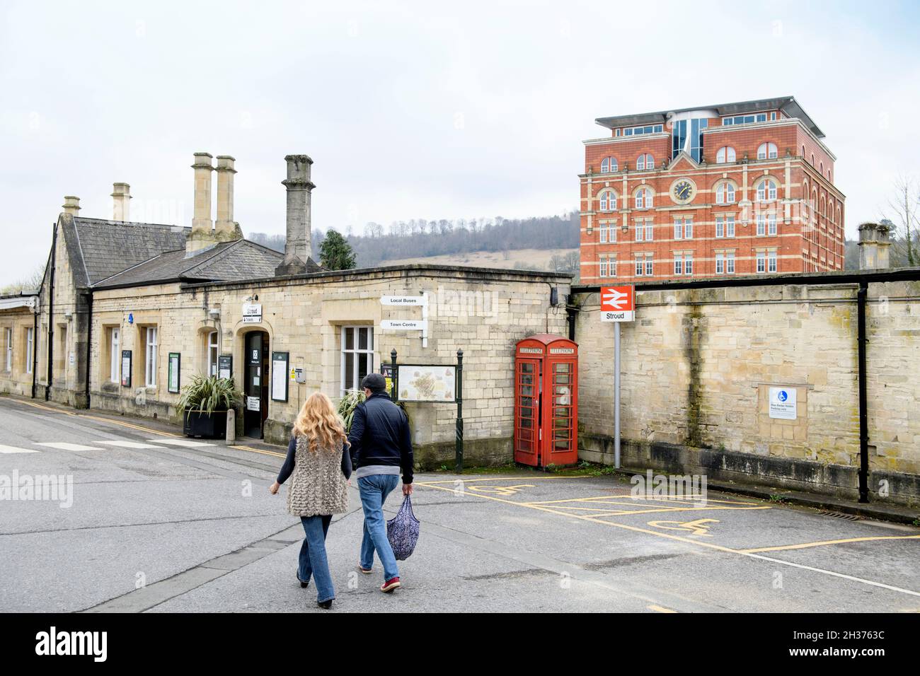 Stazione ferroviaria di Stroud con Hill Paul alle spalle in Gloucestershire, Regno Unito Foto Stock